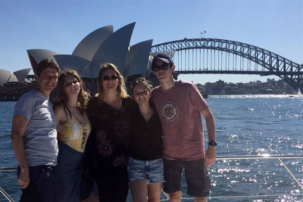 I nostri studenti vengono collocati in famiglie selezionate con cui trascorrono anche del tempo libero visitando l’Australia
